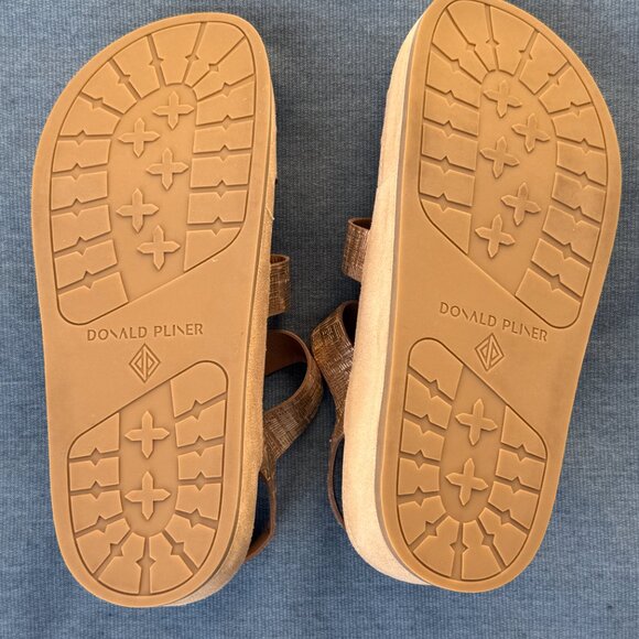 NWOT Donald Pliner Jesmin Sandal in gold is Resort Ready - Picture 6 of 8